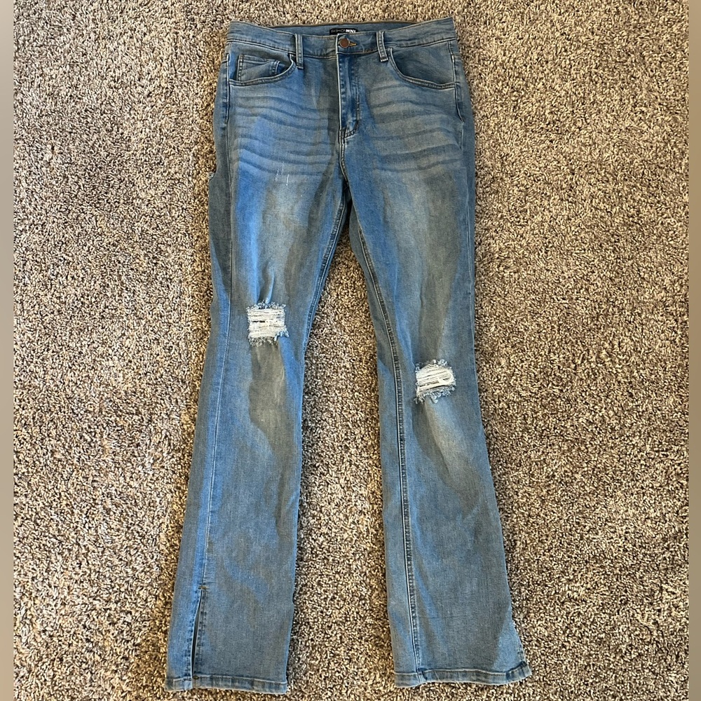 Fashion Nova light wash ripped fit & flare style jeans! Size 15